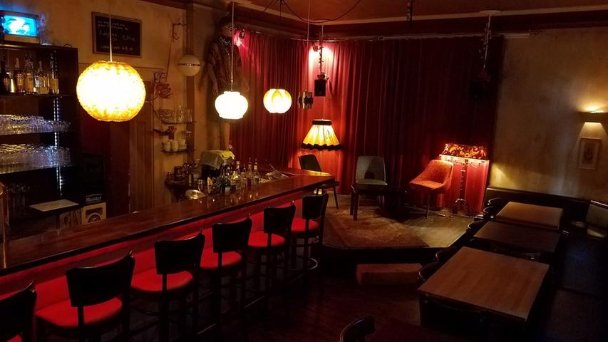 Die Tante Betty Bar ist eine Jazzbar im Stile der 60er-Jahre in der Nürnberger Nordstadt. Seit 2015 gibt es die schnuckelige Bar in der Schweppermannstraße 1. Tante Betty hat bereits zwei Mal den Bundeskulturpreis "Applaus" für sein herausragendes Musikprogramm gewonnen. Konzerte gibt es nur unter der Woche, am Wochenende ist Barbetrieb.  