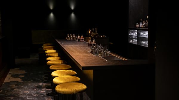 Die Lange Kante 16 in der Weißgerbergasse 16 versteht sich als klassische American Bar und besitzt einen sechs Meter langen Tresen. Dieses Herzstück ermöglicht mittendrin, statt nur dabei zu sein. Der Fokus liegt auf Longdrinks und Highballs. Genuss bis zum letzten Schluck: Bei den Drinks wird Volleis verwendet, das langsamer schmilzt. Die Gläser sind vorgefrostet. Musikalisch wird das Barerlebnis mit Soul und Funk abgerundet.