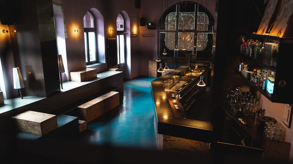 Das Blok am Klarissenplatz, gegenüber vom Neuen Museum Nürnberg, ist ein kommunikativer Treffpunkt mit einem exklusiven Raumkonzept: die Bar besitzt keine Möbel. Anstatt Tische und Stühle gibt es Podeste und Treppen – variable Holzblöcke werden als Abstellfläche und Sitzgelegenheit genutzt. Das Raumkonzept arbeitet mit mehreren Ebenen. In zwei erhöhten, halb offenen Separees kann man das Geschehen überblicken und sich vom Treiben in der Bar zurückziehen. Neben ausgesuchten Getränken gibt es auch ein hochwertiges Musikprogramm mit lokalen und überregionalen DJs.