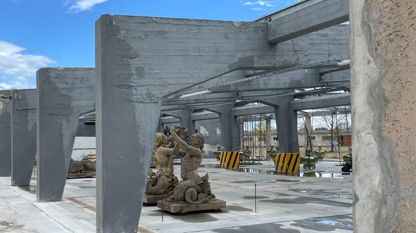 Die Hallen, die früher von der US-Armee genutzt wurden, sind teilweise von ihren Dächern und Seitenfronten befreit worden. Auf den weiterhin bedachten Hallenteilen wurde eine 7000 Quadratmeter große Photovoltaik-Anlage installiert.