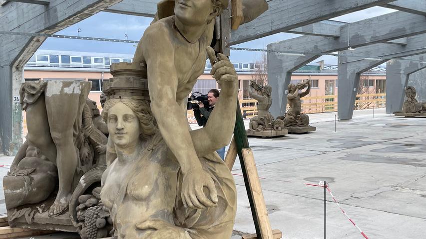 Die Sandsteinfiguren gehören eigentlich zur Brunnenanlage am Wasserturm in den Innenstadt Mannheims und sind dort schon lange durch Repliken ersetzt. Die Originale wurden für die Buga extra aus dem Depot geholt und werden hier ausgestellt.