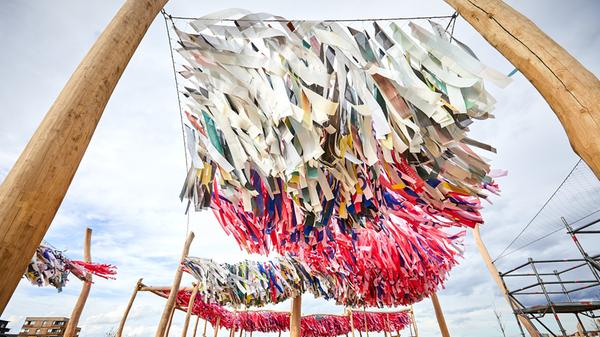 Der Beitrag der Kirchen zur Buga 2023 besteht aus einem begrünten Kirchturm und bunten Fahnenbänder, die Schatten spenden sollen.