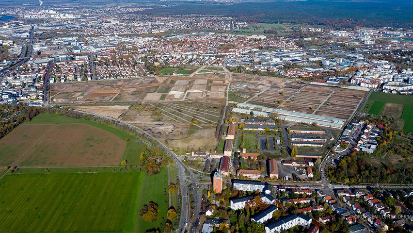 Das Luftbild zeigt das Ausmaß der Bundesgartenschau auf dem Spinelli-Gelände in Mannheim. Insgesamt werden dort 62 Hektar bespielt und bleiben anschließend als Landschaftspark erhalten.