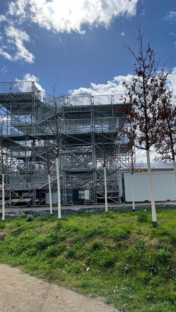 An diesem Gerüstbau sollen während der Bundesgartenschau die Möglichkeiten der vertikalen Begrünung gezeigt werden.