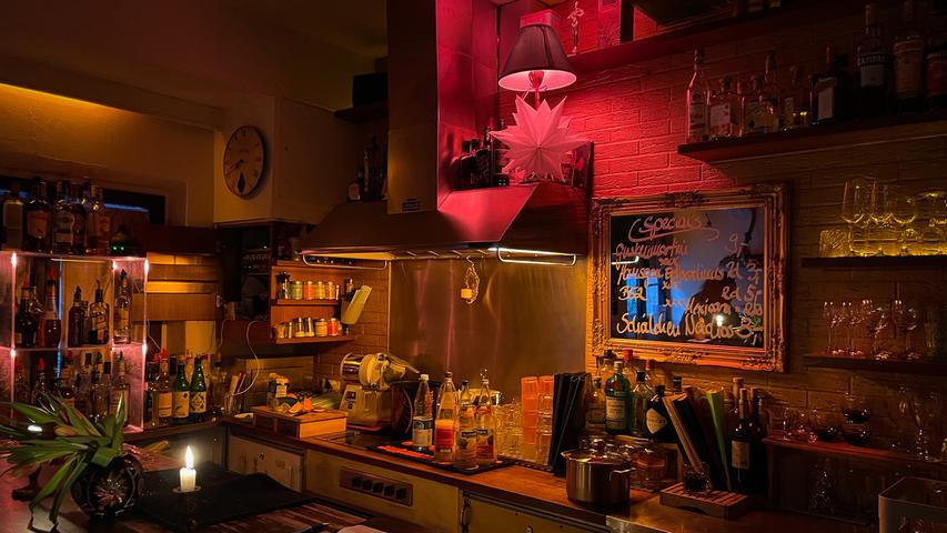 Die unauffindBAR besitzt ein Kreuzgewölbe aus dem 17. Jahrhundert, das der Bar einen ganz besonderen Charme verleiht. Neben Klassikern hält die Karte im Abschnitt "unauffindBAR-Specials" einige Überraschungen und die Eigenkreation "Grüne Mamba" bereit. Wer die unauffindBAR sucht, wird in der Unteren Wörthstraße 7 fündig. Die unauffindBAR besitzt ein Kreuzgewölbe aus dem 17. Jahrhundert, das der Bar einen ganz besonderen Charme verleiht. Neben Klassikern hält die Karte im Abschnitt "unauffindBAR-Specials" einige Überraschungen und die Eigenkreation "Grüne Mamba" bereit. Wer die unauffindBAR sucht, wird in der Unteren Wörthstraße 7 fündig.