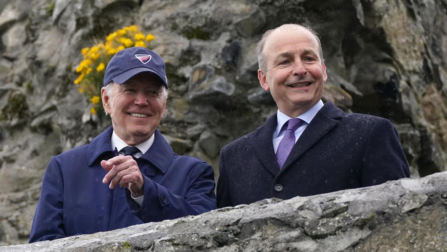 US-Präsident Joe Biden (l) und Micheal Martin, stellvertretender Premierminister von Irland, am Carlingford Castle.