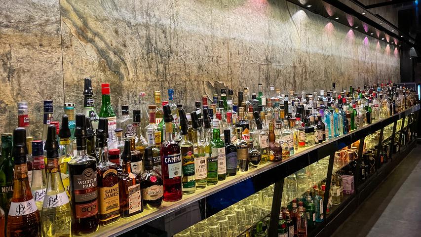 In der Karte der roten Bar können sich Gäste schon einmal verlieren - weit über 200 Drinks werden angeboten. Hier spiegeln sich auch über 15 Jahre Bargeschichte wider. Für Unentschlossene: Das Bar-Team liebt es, auf die individuellen Gelüste abgestimmte Drinks zuzubereiten. Einfach schildern, auf was der Gaumen Lust hat und sich überraschen lassen. Das Interieur ist minimalistisch - der Barkeeper und die Barkeeperin, das Fachwissen und die Spirituosen stehen im Mittelpunkt. Die rote Bar ist in der Peter-Vischer-Straße 3 zu finden. Einlass ab 21 Jahren. In der Karte der roten Bar können sich Gäste schon einmal verlieren - weit über 200 Drinks werden angeboten. Hier spiegeln sich auch über 15 Jahre Bargeschichte wider. Für Unentschlossene: Das Bar-Team liebt es, auf die individuellen Gelüste abgestimmte Drinks zuzubereiten. Einfach schildern, auf was der Gaumen Lust hat und sich überraschen lassen. Das Interieur ist minimalistisch - der Barkeeper und die Barkeeperin, das Fachwissen und die Spirituosen stehen im Mittelpunkt. Die rote Bar ist in der Peter-Vischer-Straße 3 zu finden. Einlass ab 21 Jahren.