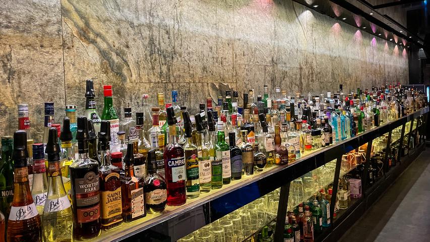 In der Karte der roten Bar können sich Gäste schon einmal verlieren - weit über 200 Drinks werden angeboten. Hier spiegeln sich auch über 15 Jahre Bargeschichte wider. Für Unentschlossene: Das Bar-Team liebt es, auf die individuellen Gelüste abgestimmte Drinks zuzubereiten. Einfach schildern, auf was der Gaumen Lust hat und sich überraschen lassen. Das Interieur ist minimalistisch - der Barkeeper und die Barkeeperin, das Fachwissen und die Spirituosen stehen im Mittelpunkt. Die rote Bar ist in der Peter-Vischer-Straße 3 zu finden. Einlass ab 21 Jahren. 