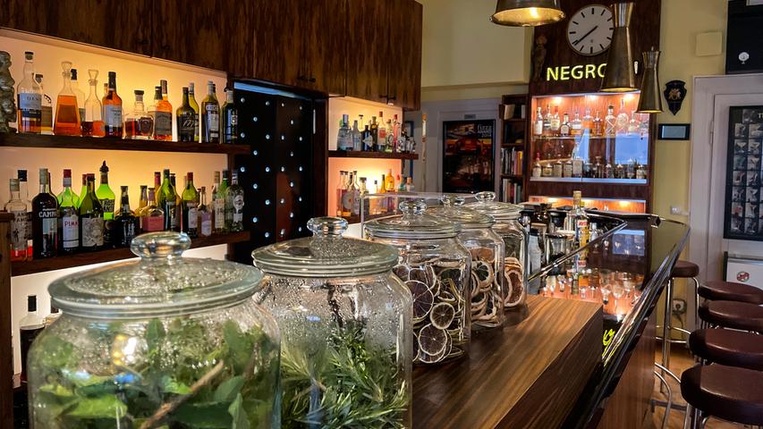 Das Gelbe Haus in der Johannisstraße 40 hat sich Gewürzen, Kräutern und Obstbränden verschrieben - daraus entstehen auch hauseigene Signature Drinks. Dabei sollen möglichst viele Zutaten selbst hergestellt werden - so stammen die Kräuter ab dem Frühling vom eigenen Dachgarten und auch einen eigenen herzhaft würzigen Nürnberg Dry Gin zu Ehren Albrecht Dürers haben sie hier hergestellt. Es gibt zwei Karten - eine für die warmen und eine für die kalten Monate. Wer einen stärkeren Drink Richtung Mai Tai und Zombie sucht, sollte unbedingt den "Elefantenschwanzcocktail" probieren. Das Gelbe Haus in der Johannisstraße 40 hat sich Gewürzen, Kräutern und Obstbränden verschrieben - daraus entstehen auch hauseigene Signature Drinks. Dabei sollen möglichst viele Zutaten selbst hergestellt werden - so stammen die Kräuter ab dem Frühling vom eigenen Dachgarten und auch einen eigenen herzhaft würzigen Nürnberg Dry Gin zu Ehren Albrecht Dürers haben sie hier hergestellt. Es gibt zwei Karten - eine für die warmen und eine für die kalten Monate. Wer einen stärkeren Drink Richtung Mai Tai und Zombie sucht, sollte unbedingt den "Elefantenschwanzcocktail" probieren.