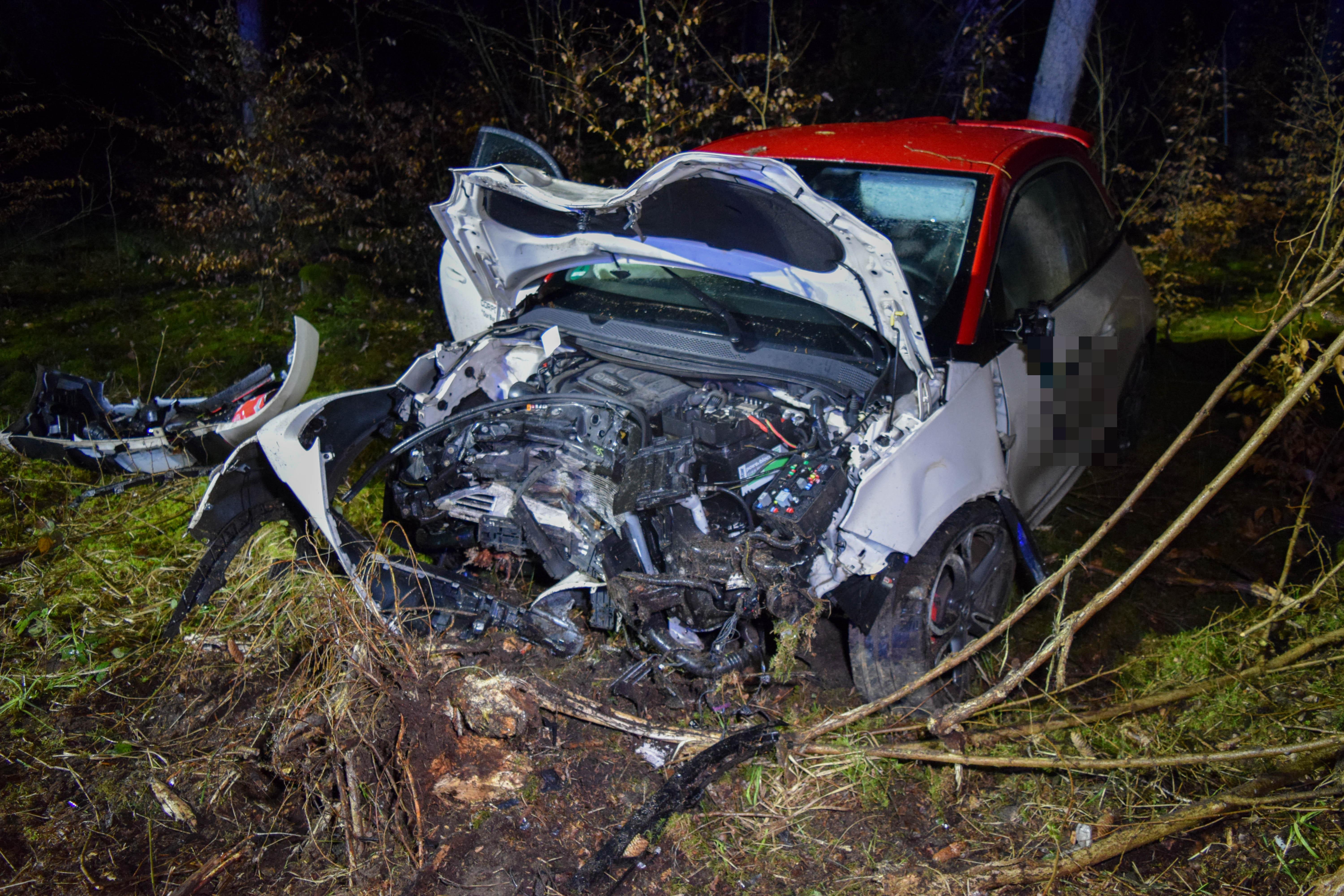 Kontrolle-verloren-29-J-hrige-prallt-in-Oberpfalz-frontal-mit-Auto-gegen-Baum