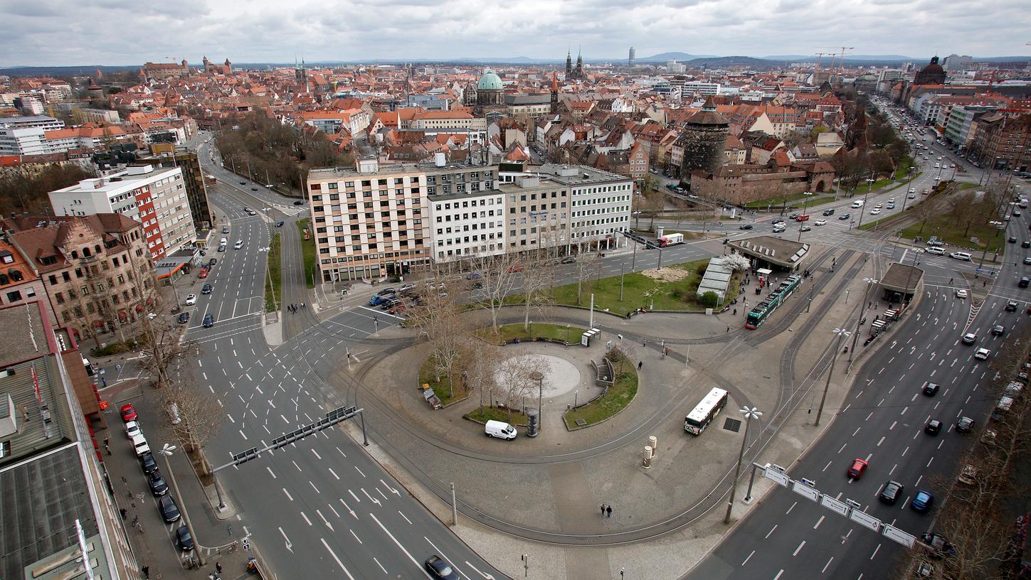 Nach dem Hauptbahnhof ist der Plärrer der wichtigste Verkehrsknotenpunkt. Hier fahren nicht nur Busse, U- und Straßenbahnen - das Areal wird vor allem durch den Autoverkehr bestimmt. Nach dem Hauptbahnhof ist der Plärrer der wichtigste Verkehrsknotenpunkt. Hier fahren nicht nur Busse, U- und Straßenbahnen - das Areal wird vor allem durch den Autoverkehr bestimmt.