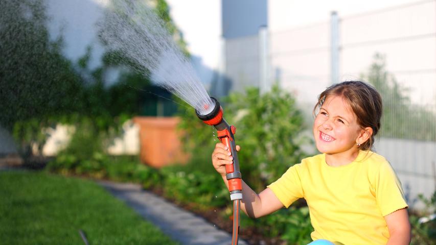 In unserem Beitrag erfahren Sie, welche Bewässerungssysteme sich für Zimmerpflanzen und den Garten am besten eignen.