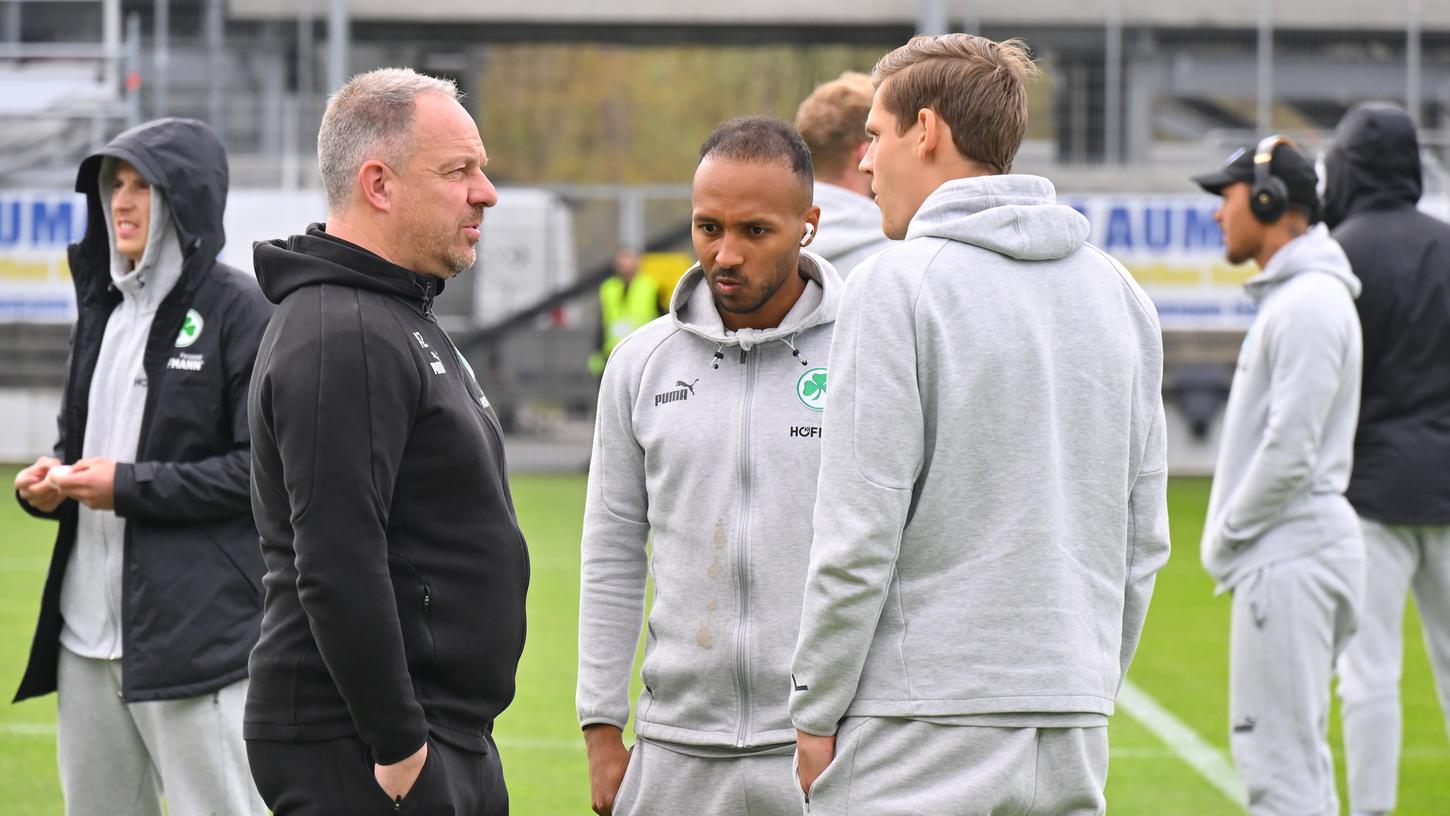 Zwei Führungsspieler, die den Ausfall des Kapitäns auffangen sollen: Alexander Zorniger mit Julian Green (Mitte) und Max Christiansen, der die Binde tragen wird. Zwei Führungsspieler, die den Ausfall des Kapitäns auffangen sollen: Alexander Zorniger mit Julian Green (Mitte) und Max Christiansen, der die Binde tragen wird.