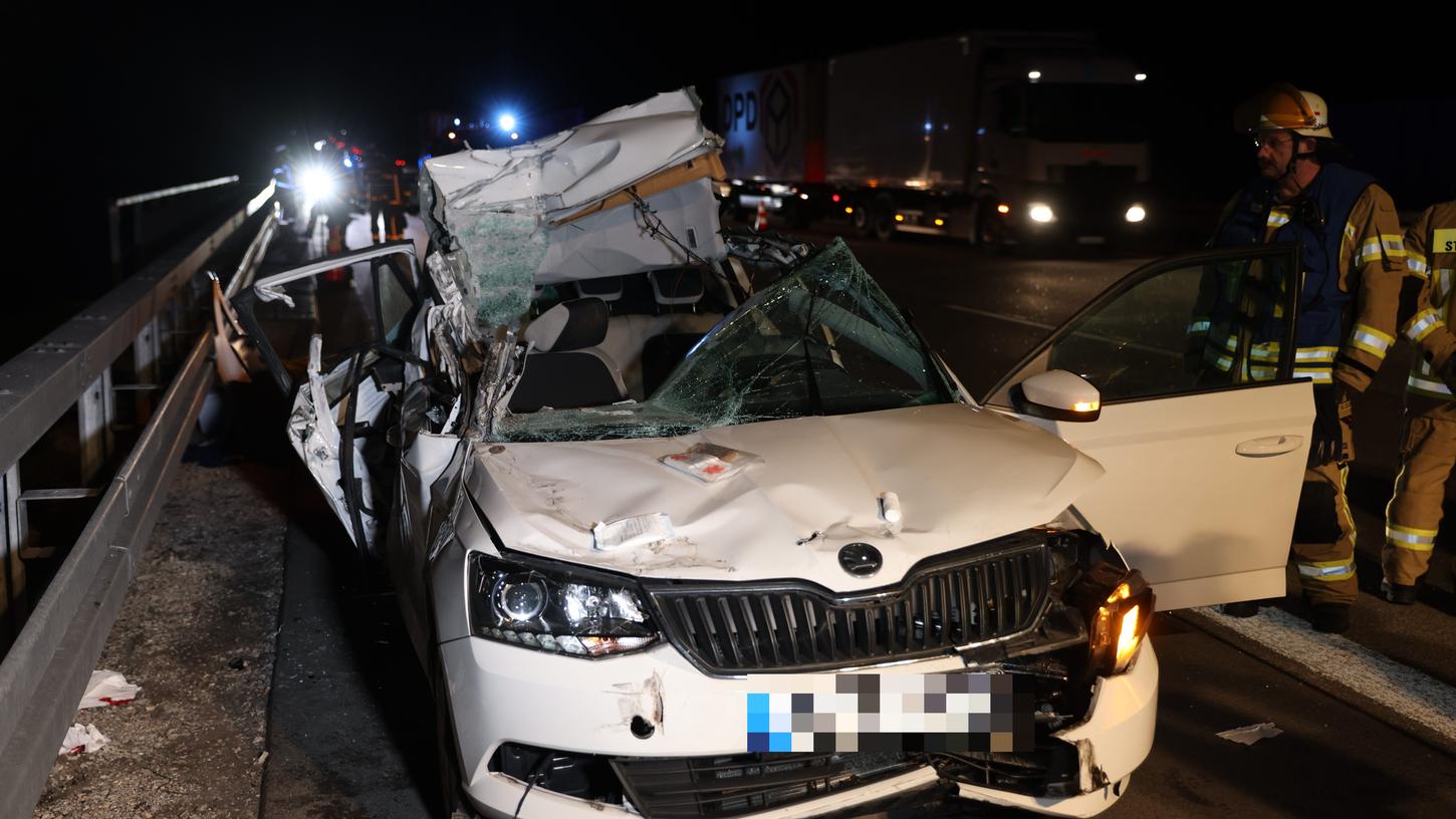 Auf der A9 bei Hilpoltstein ist ein Skoda am Donnerstag auf einen Lkw aufgefahren. Der Wagen wurde komplett beschädigt.