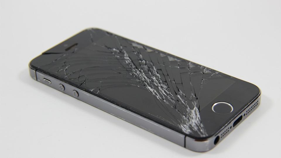 Ein Sturz oder ein Aufprall können dazu führen, dass das Display des iPhones bricht oder einen Riss bekommt