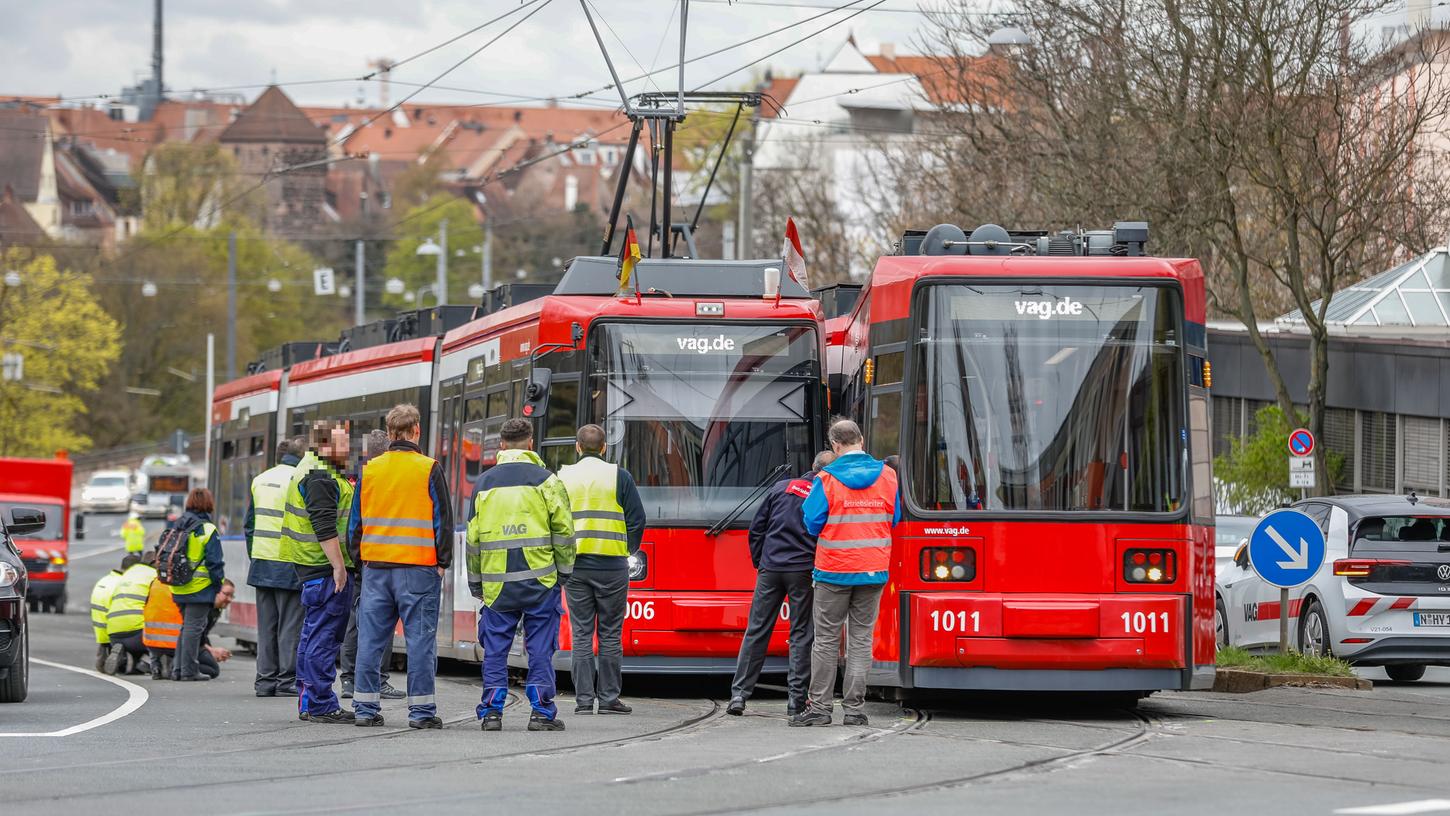 Zwei Straßenbahnen sind am Freitag in Nürnberg miteinander kollidiert. Eine Bahn sprang dabei aus dem Gleis. Zwei Straßenbahnen sind am Freitag in Nürnberg miteinander kollidiert. Eine Bahn sprang dabei aus dem Gleis.