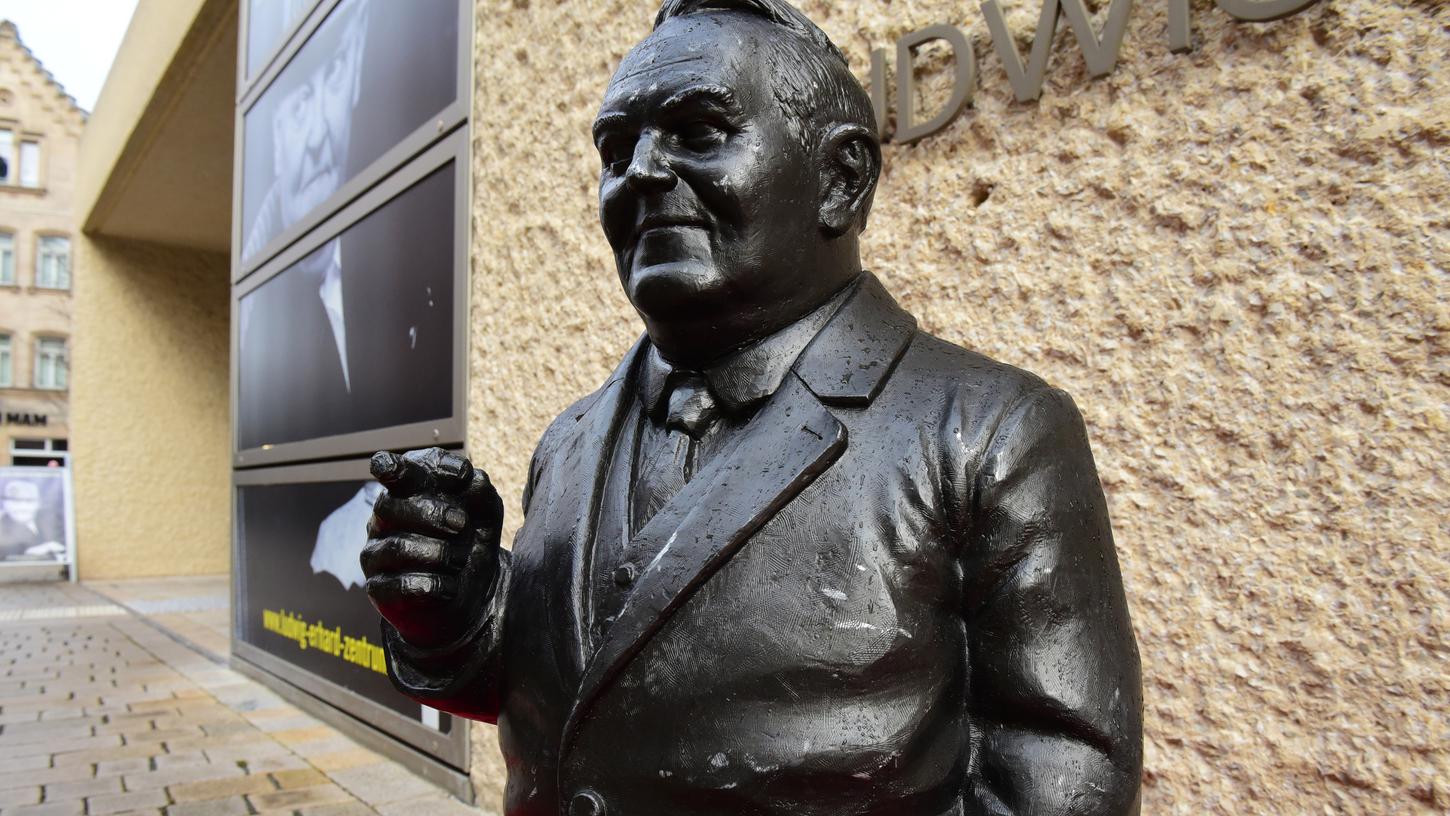 Vor dem Fürther Ludwig-Erhard-Zentrum (LEZ) stehen normalerweise Figuren des in der Kleeblattstadt geborenen Politikers. Nun haben sich Unbekannte an den Skulpturen vergriffen.