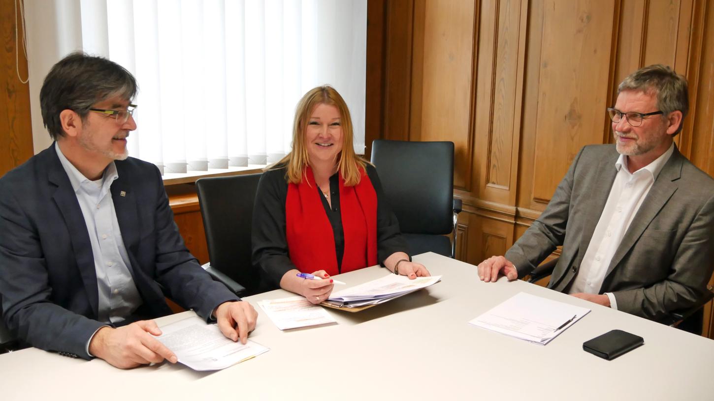 Diakonie-Geschäftsführer Martin Ruffertshöfer, Integrationsberaterin Natalie Justus-Zerbs und Bürgermeister Karl-Heinz Fitz. Diakonie-Geschäftsführer Martin Ruffertshöfer, Integrationsberaterin Natalie Justus-Zerbs und Bürgermeister Karl-Heinz Fitz.