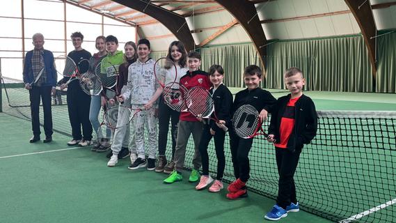 Integration durch Sport: Ukrainische Kinder in Treuchtlingen lernen, Tennis zu spielen