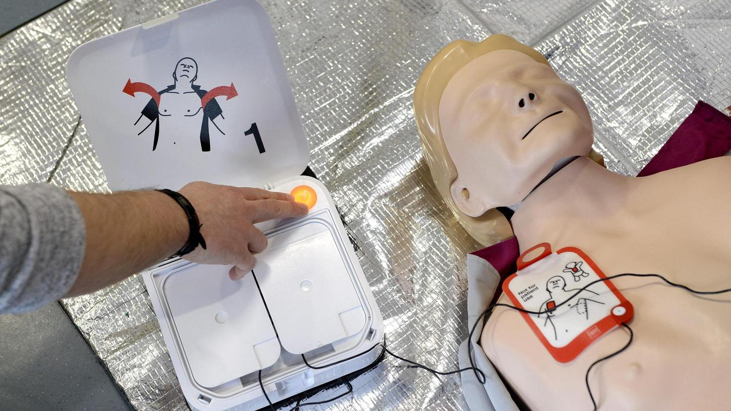 Defibrillatoren können mit einem Stromstoß Leben retten.