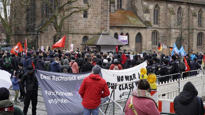Rund 250 Gegendemonstranten waren vor Ort, berichtet das Polizeipräsidium Mittelfranken.