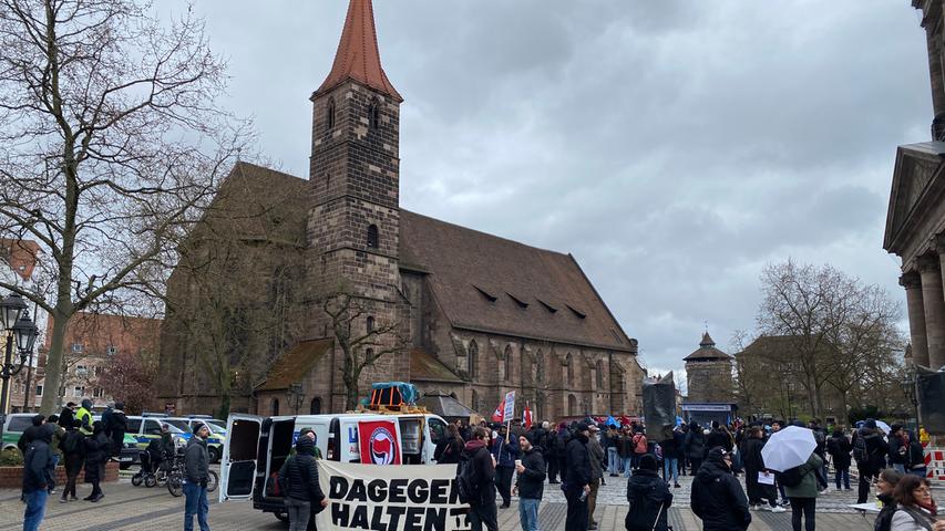 Zuvor versammelten sich die Gegendemonstranten bereits um 12.30 Uhr am Königstor. Von dort aus setzten sie sich gegen 13.00 Uhr über die Königsstraße in Richtung Innenstadt in Bewegung.