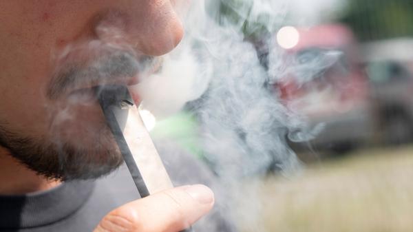 Lungen kollabierten: 16-Jhriger stirbt nach Nutzung von E-Zigaretten Lungen kollabierten: 16-Jhriger stirbt nach Nutzung von E-Zigaretten