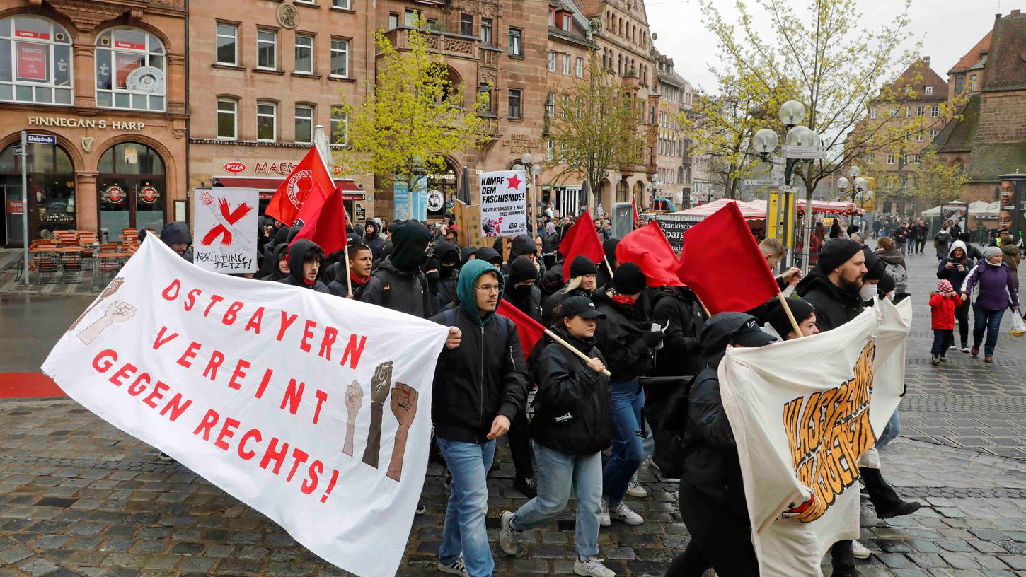 Zur AfD-Kundgebung am Jakobsplatz gab es eine Gegen-Kundgebung mit klaren Apellen. Beim Demozug des Antifaschistischen Aktionsbündnis Nürnberg (Foto) vorher liefen etwa 200 Teilnehmer mit.