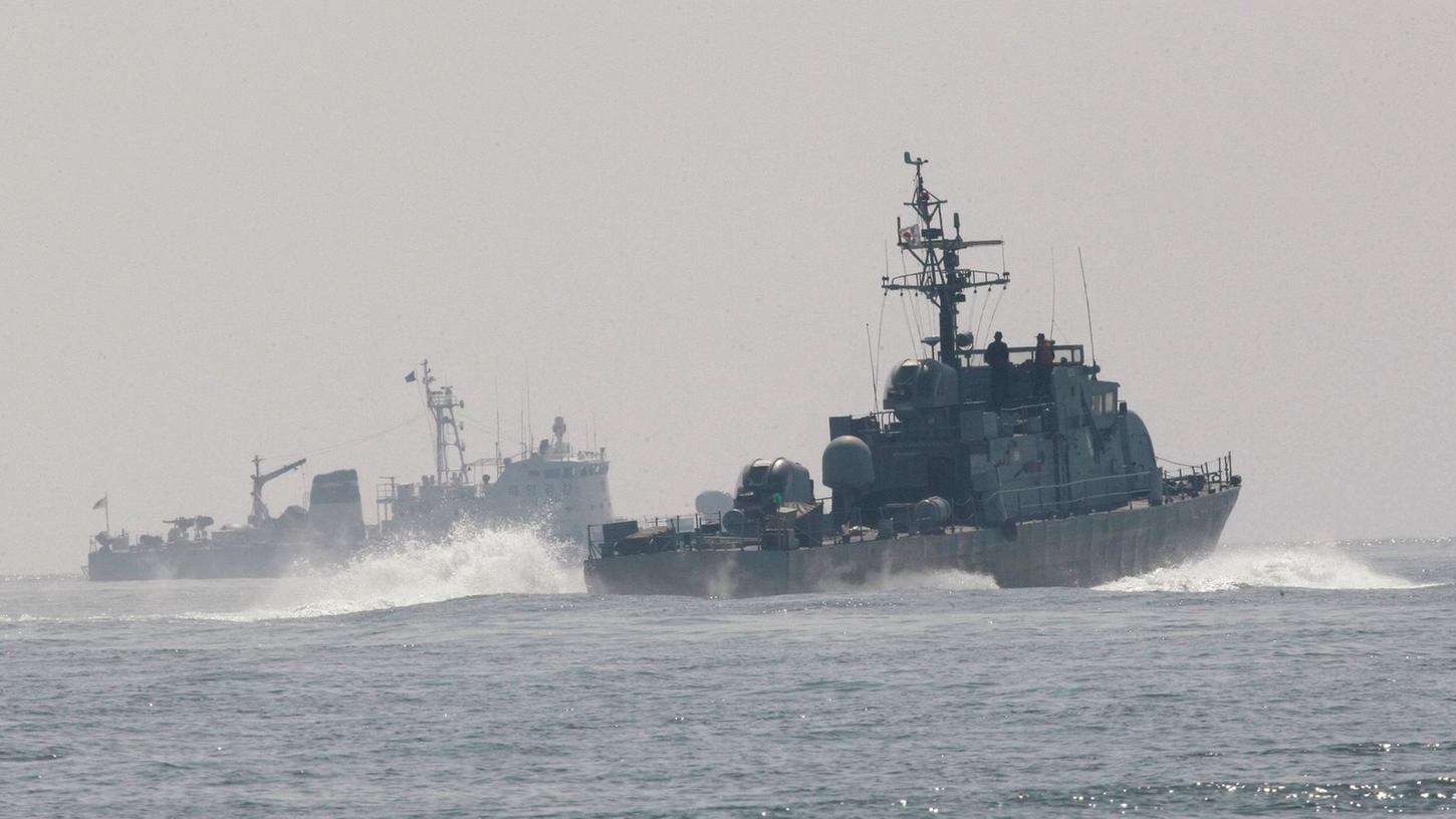 Die südkoreanischen Streitkräfte haben mit Warnschüssen auf ein Militärboot aus Nordkorea reagiert. Die südkoreanischen Streitkräfte haben mit Warnschüssen auf ein Militärboot aus Nordkorea reagiert.