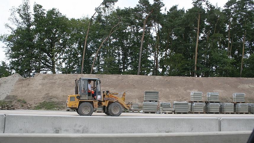 Noch immer ist viel Arbeit da, bevor es mit dem Ausbau richtig losgehen kann. Noch immer ist viel Arbeit da, bevor es mit dem Ausbau richtig losgehen kann.