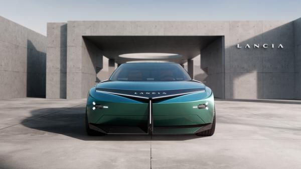 An der Front trägt die Studie einen großen Lancia-Schriftzug.