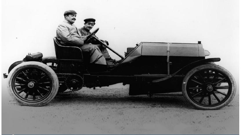Vincenzo Lancia hat das Unternehmen mit seinem Namen im November 1906 gegründet. Das Bild zeigt ihn am Steuer eines Fiat 100 HP Corsa beim Coppa Gordon Bennet im Jahr 1906.