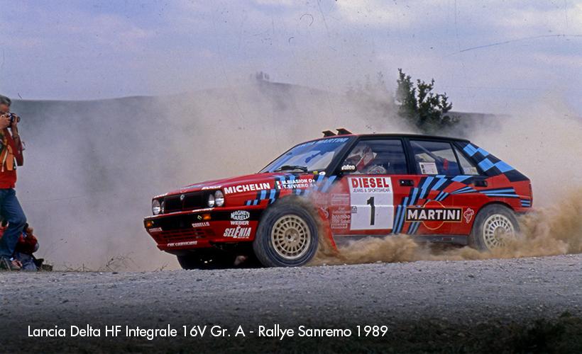 Ein Lancia Delta HF Integrale im Einsatz auf der Rallye Sanremo 1989.