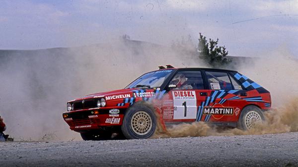 Ein Lancia Delta HF Integrale im Einsatz auf der Rallye Sanremo 1989.