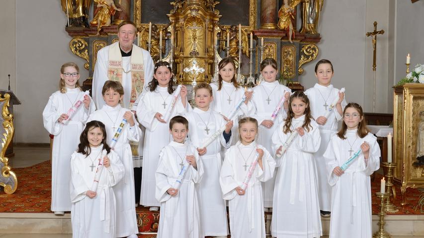 Ein rundes Dutzend Kinder feierte in Arberg zusammen mit Pfarrer Reinhard Pasel das Fest der ersten Heiligen Kommunion.