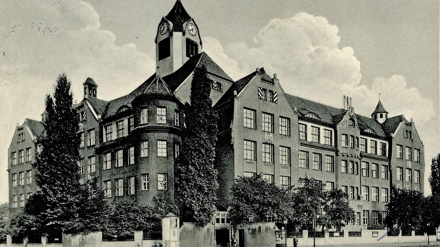 Über die vergangenen Jahrzehnte scheinbar kaum verändert: die Uhlandschule in Nürnberg, von der Grolandstraße aus gesehen 1937. 