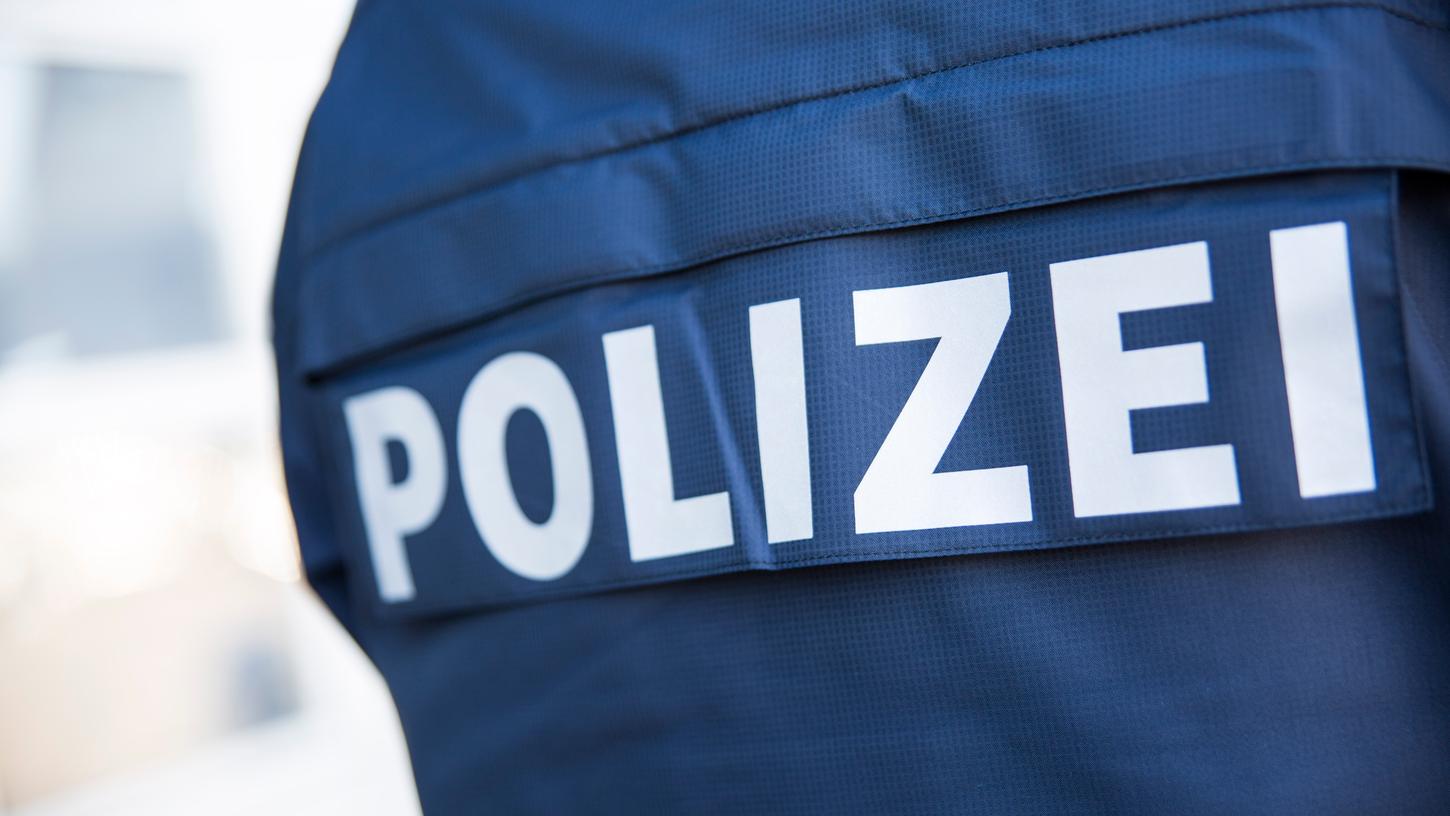 Ein Mann wurde in der Kressengartenstraße in Nürnberg überfallen: Die Polizei sucht Zeugen.