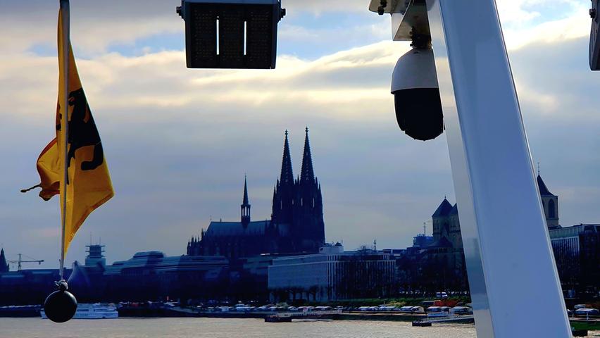 Abfahrt ab Köln, der Dom bleibt am Rhein zurück.