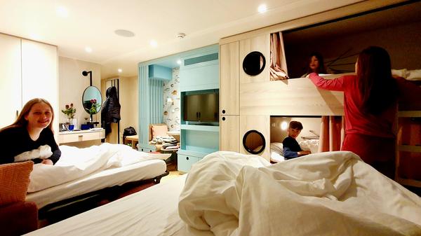 Die Familie richtet sich derweil in ihrer Familienkabine ein. Die spannende Reportage zu dieser Bildergalerie lesen hier auf unserem Premiumportal nn.de.