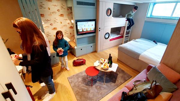 Im Bug der Arosa Sena hat die Reederei 28 Quadratmeter große Familienkabinen eingebaut - hier ist genug Platz für alle, Familien müssen keine zweite Kabine dazubuchen.