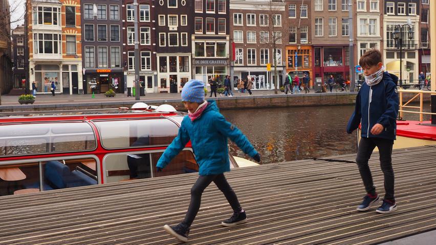 Landgang in Amsterdam - und die Kinder marschieren begeistert mit.