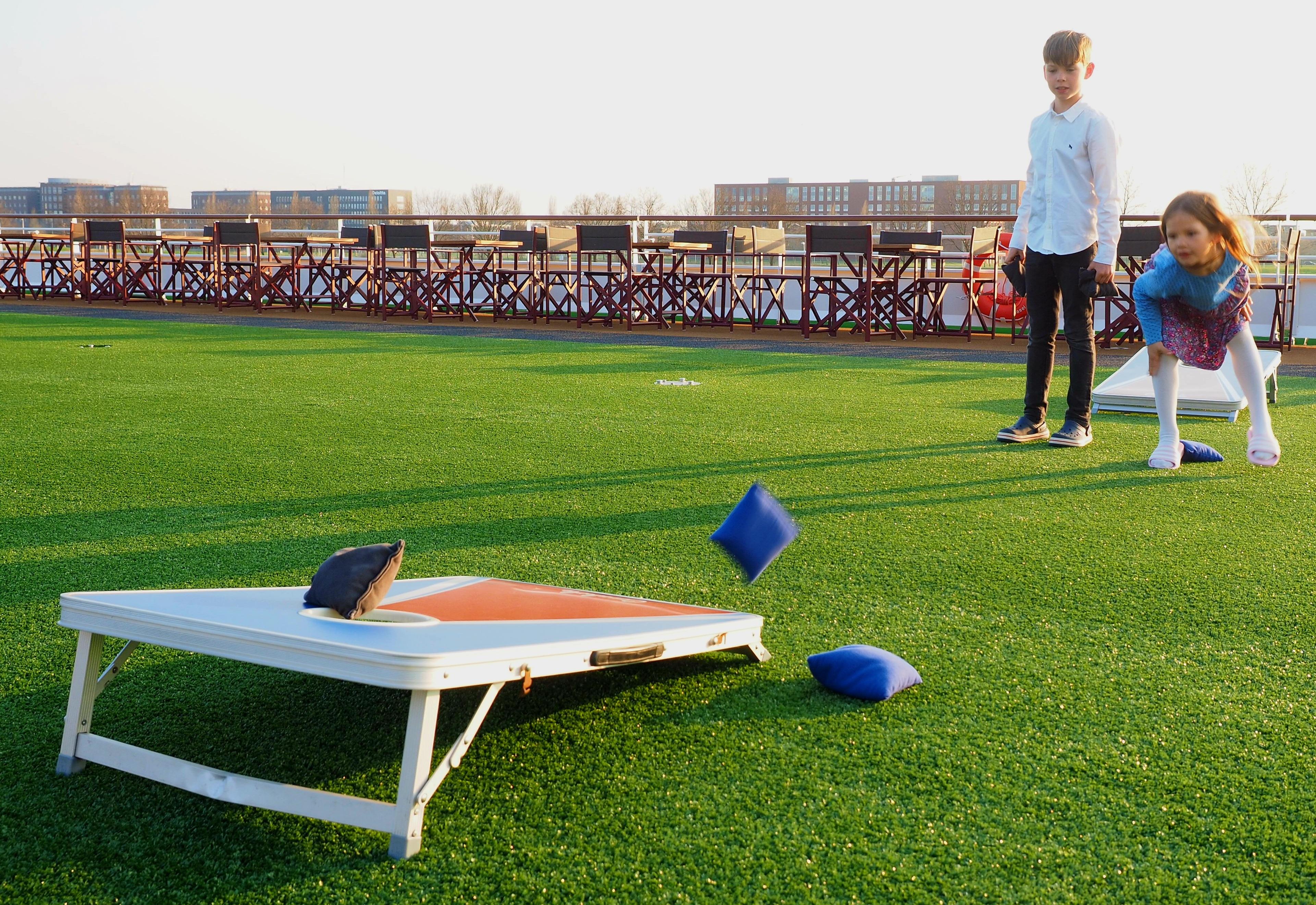 Auf dem Sonnendeck können die Kinder Sack-Minigolf spielen. Die spannende Reportage zu dieser Bildergalerie lesen hier auf unserem Premiumportal nn.de.