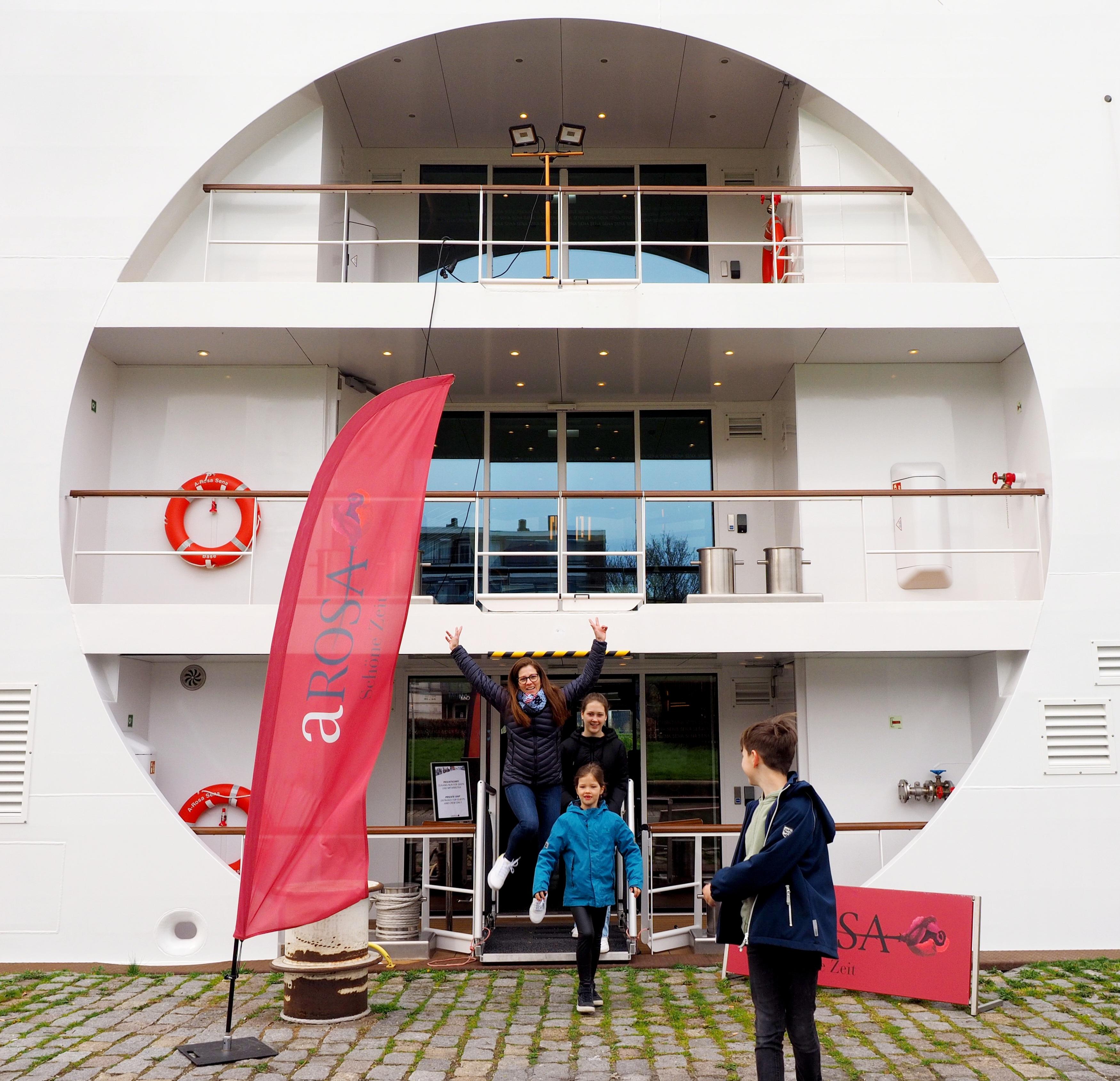 Die Familie verlässt im Mittelschiff die Arosa Sena für den nächsten Landgang.