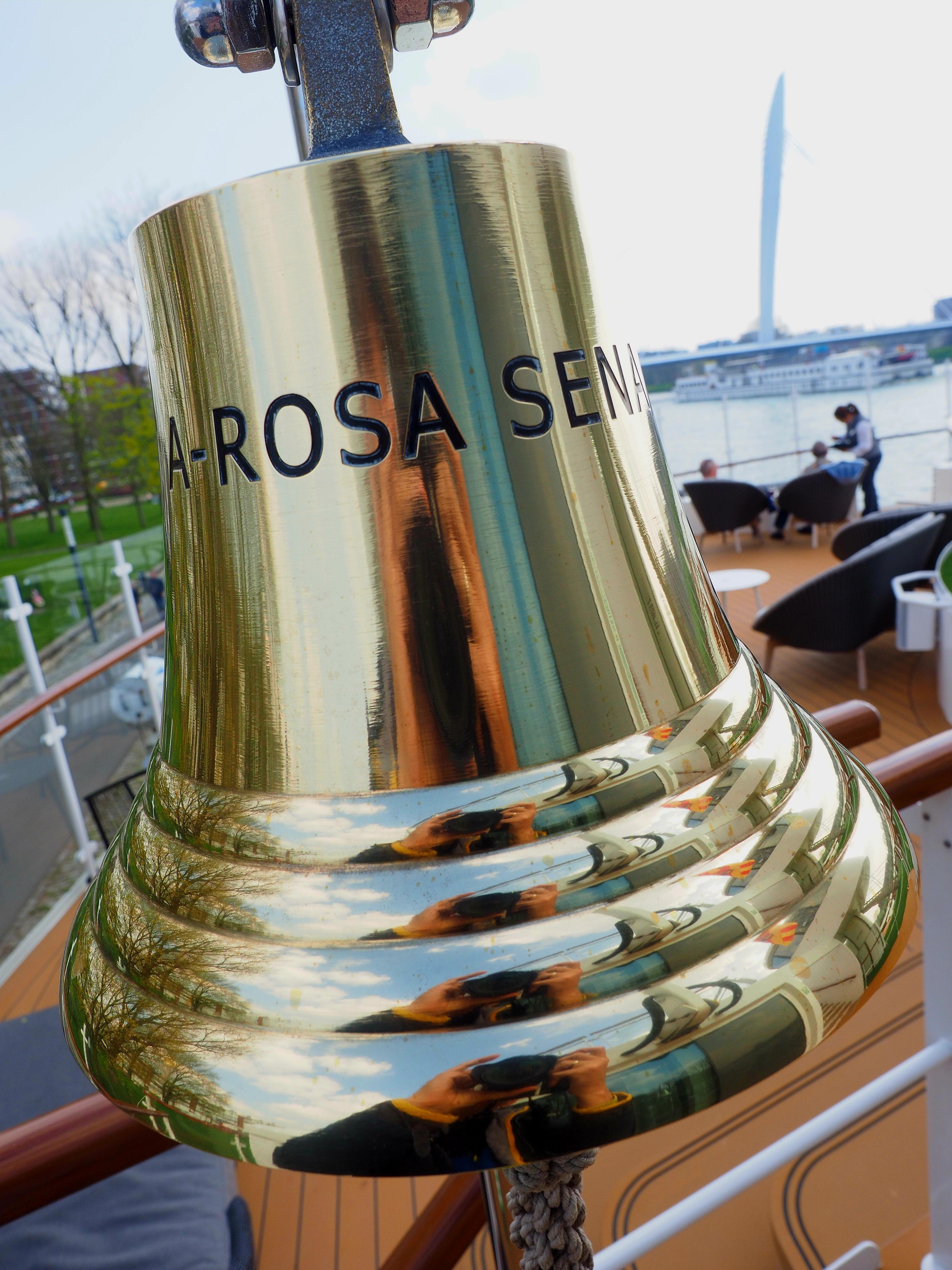 Die polierte Schiffsglocke der Arosa Sena.