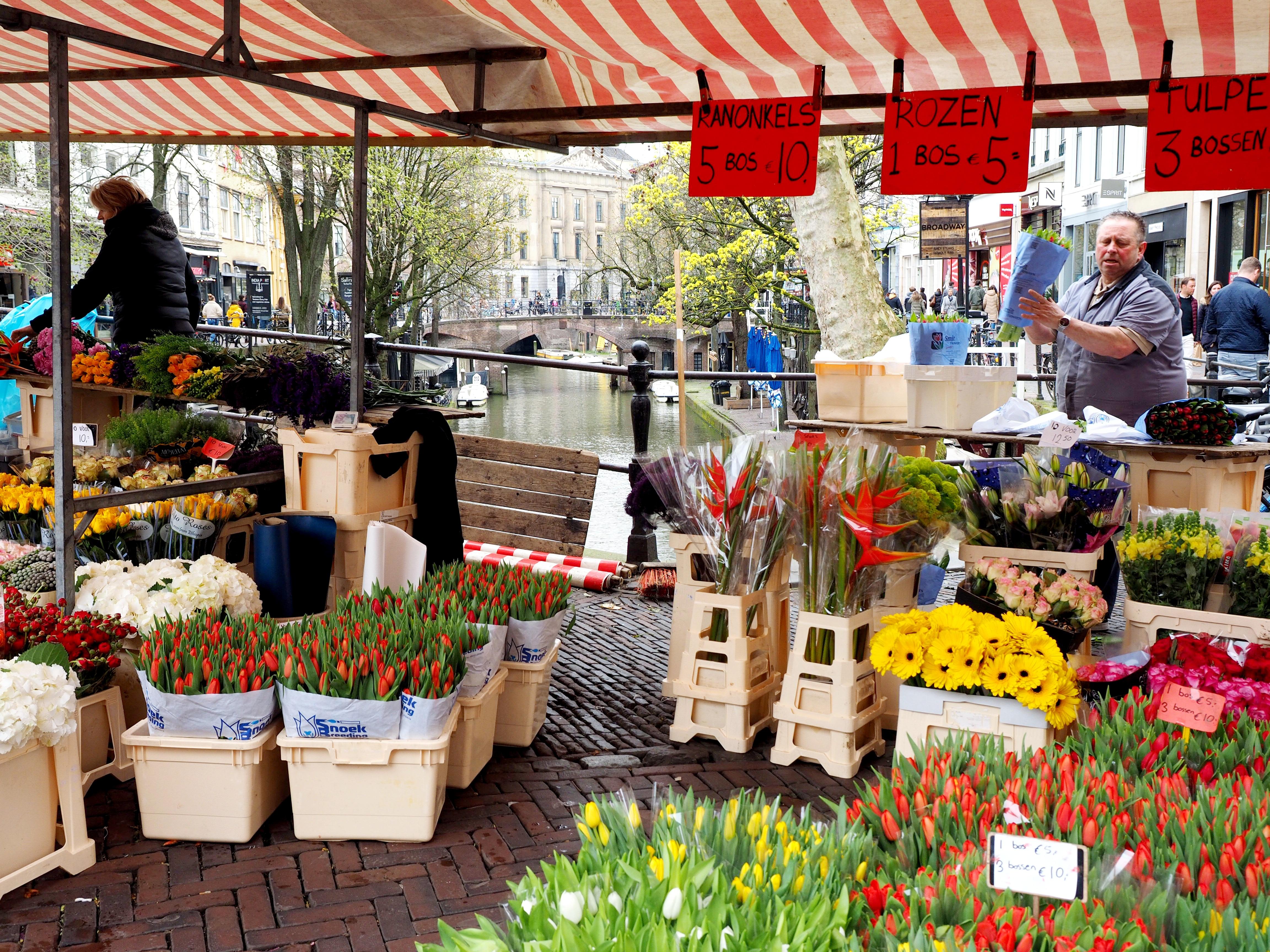 Diesmal geht es ins hübsche Utrecht, hier ein Blumenstand an einer Grachtenbrücke - mehr Holland geht kaum. Die Stadt ist eine super Alternative zum überlaufenen Amsterdam.