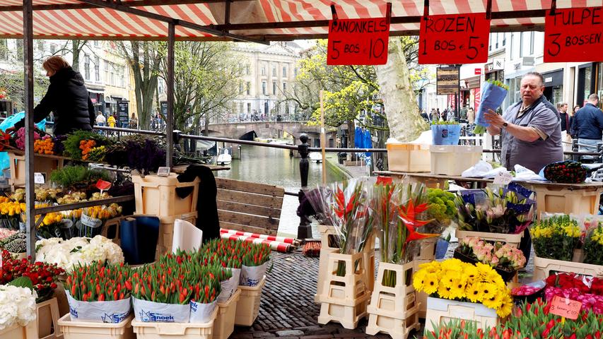 Diesmal geht es ins hübsche Utrecht, hier ein Blumenstand an einer Grachtenbrücke - mehr Holland geht kaum. Die Stadt ist eine super Alternative zum überlaufenen Amsterdam.