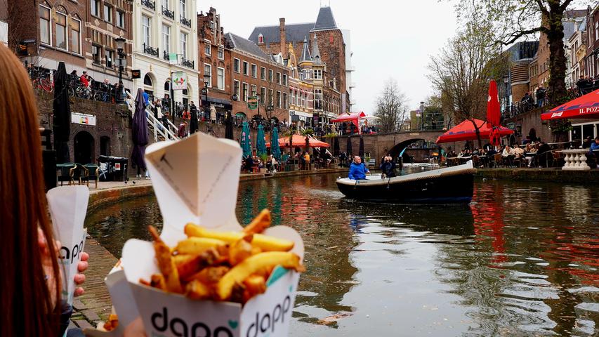 Auch hier alles typisch Holland: Frietjes (Fritten) mit Trüffelmajo an einer Gracht in Utrecht. Die spannende Reportage zu dieser Bildergalerie lesen hier auf unserem Premiumportal nn.de .