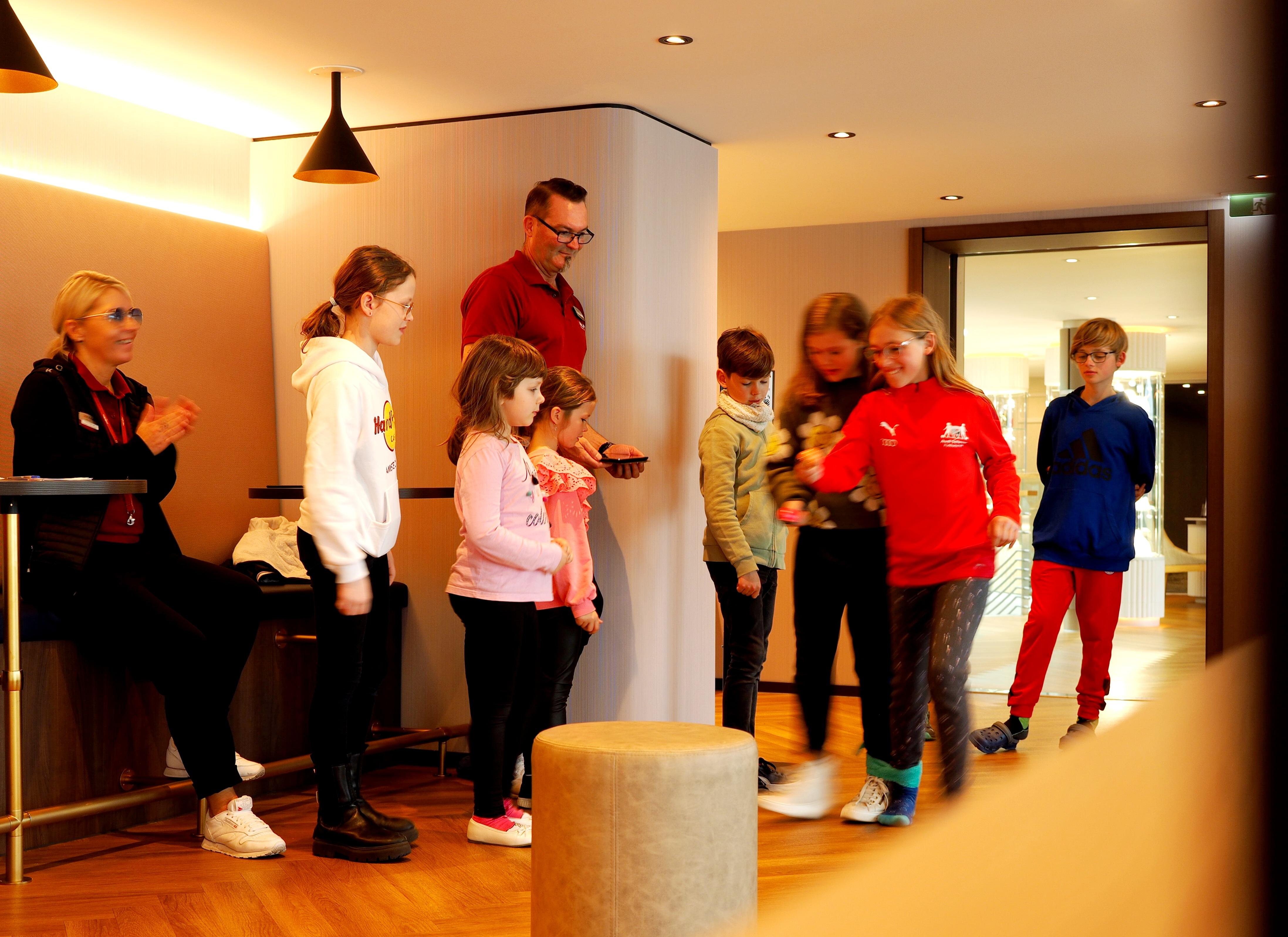 An Bord der Arosa Sena gibt´s auch Kinderanimaton - hier beim Eierwettlauf.