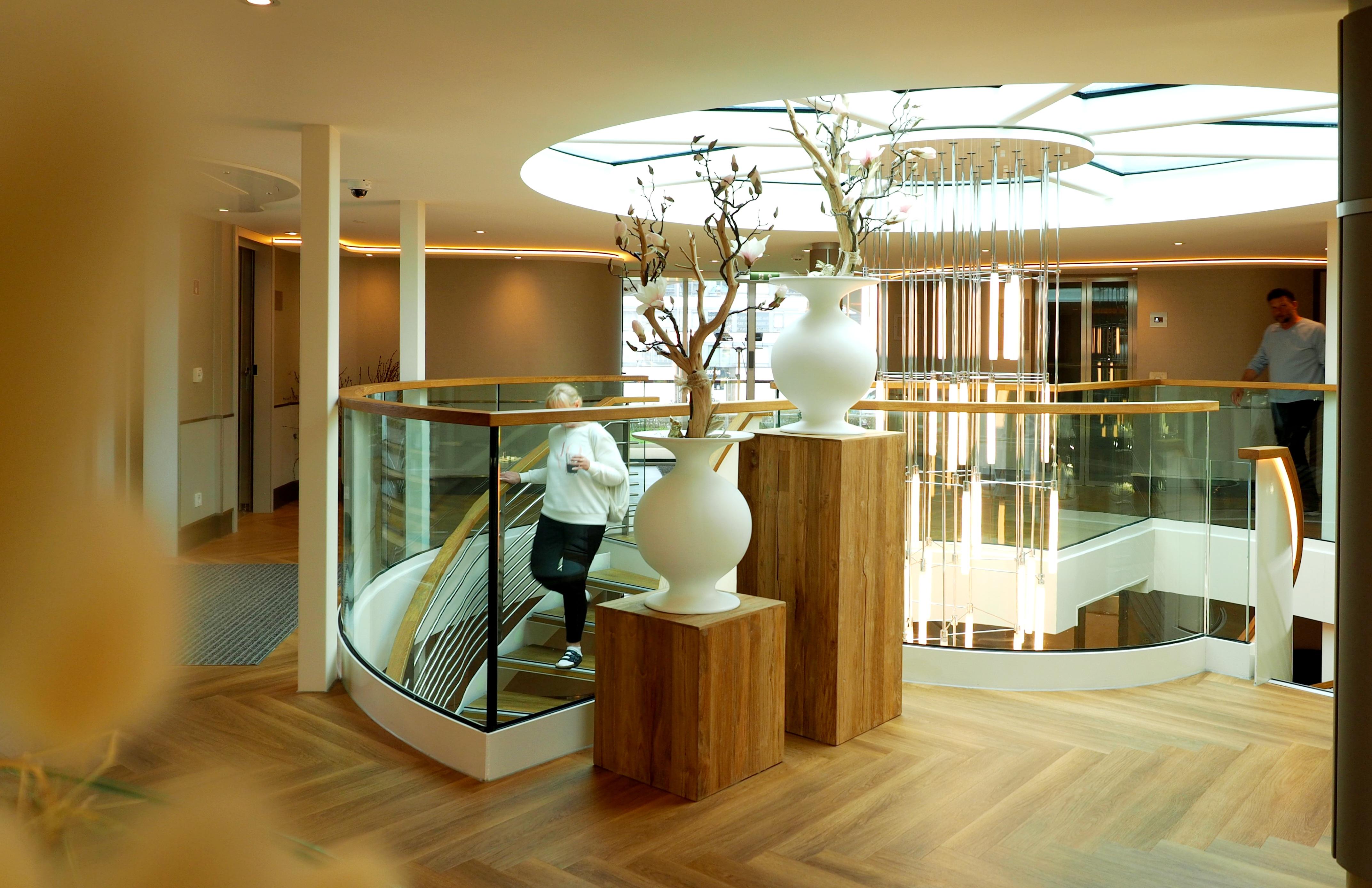 Das schicke Treppenhaus auf der Arosa Sena.