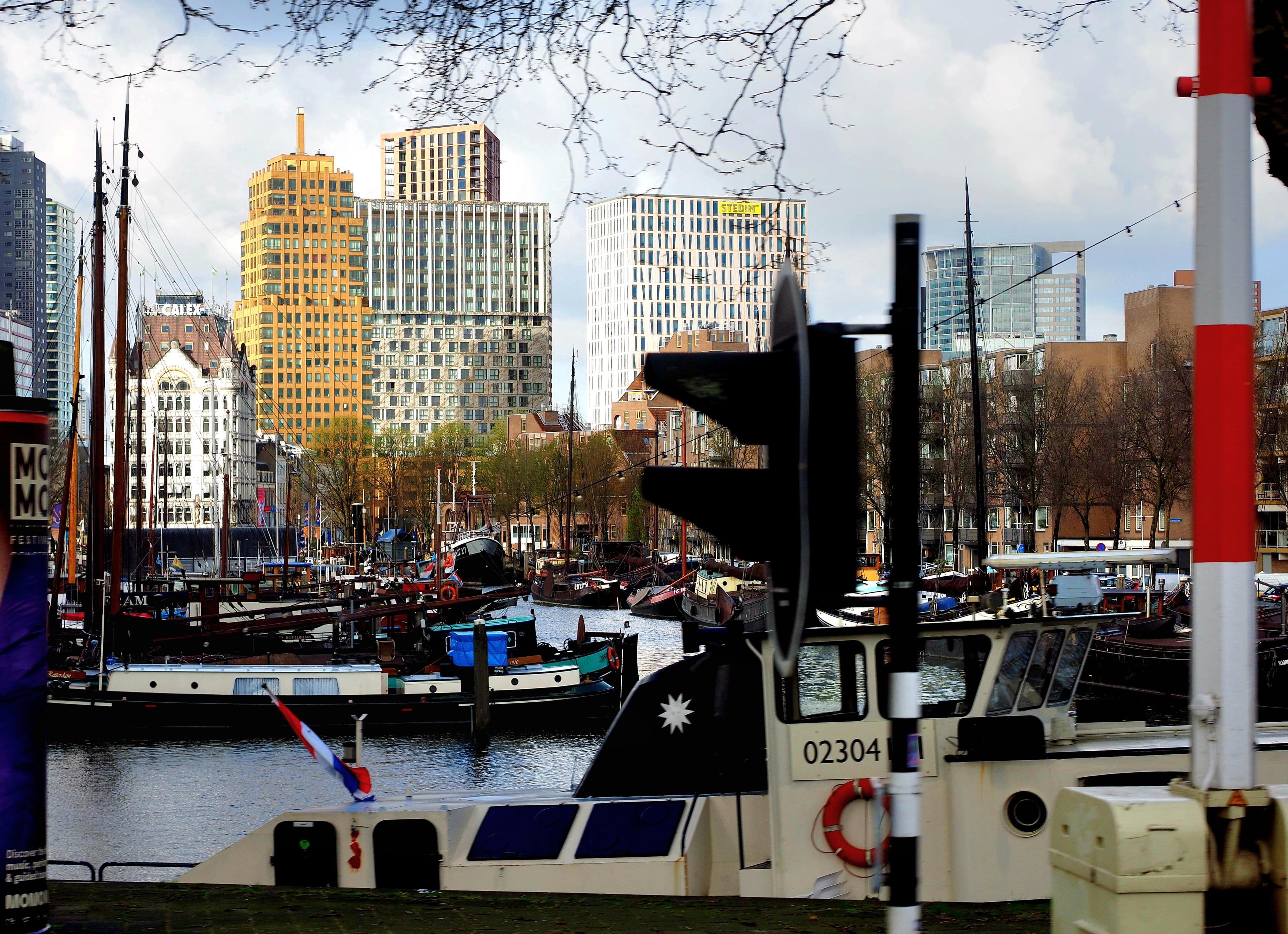 Rotterdam ist eine supermoderne Metropole, in der sich die alten Grachten mit historischen Booten tief ins Zentrum mit seinen Hochhäusern hineinziehen. Die spannende Reportage zu dieser Bildergalerie lesen hier auf unserem Premiumportal nn.de.